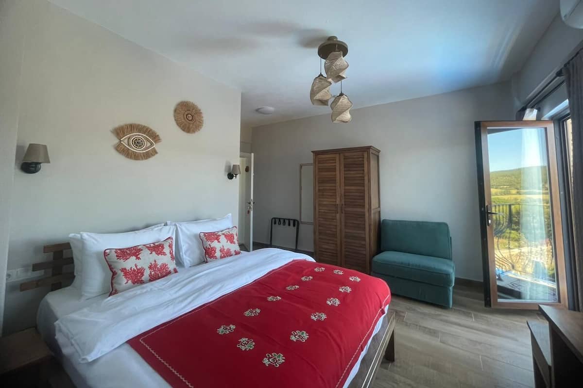 Standard Room, Balcony, Mountain View