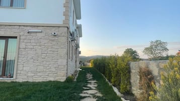 المنطقة المحيطة بالمنشأة