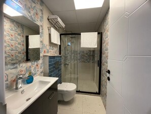 Douche, séchoir à cheveux, serviettes fournies, savon
