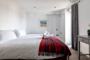 Iron/ironing board, free WiFi, bed sheets - Square Green (No 15) | Balcony (St Andrews)