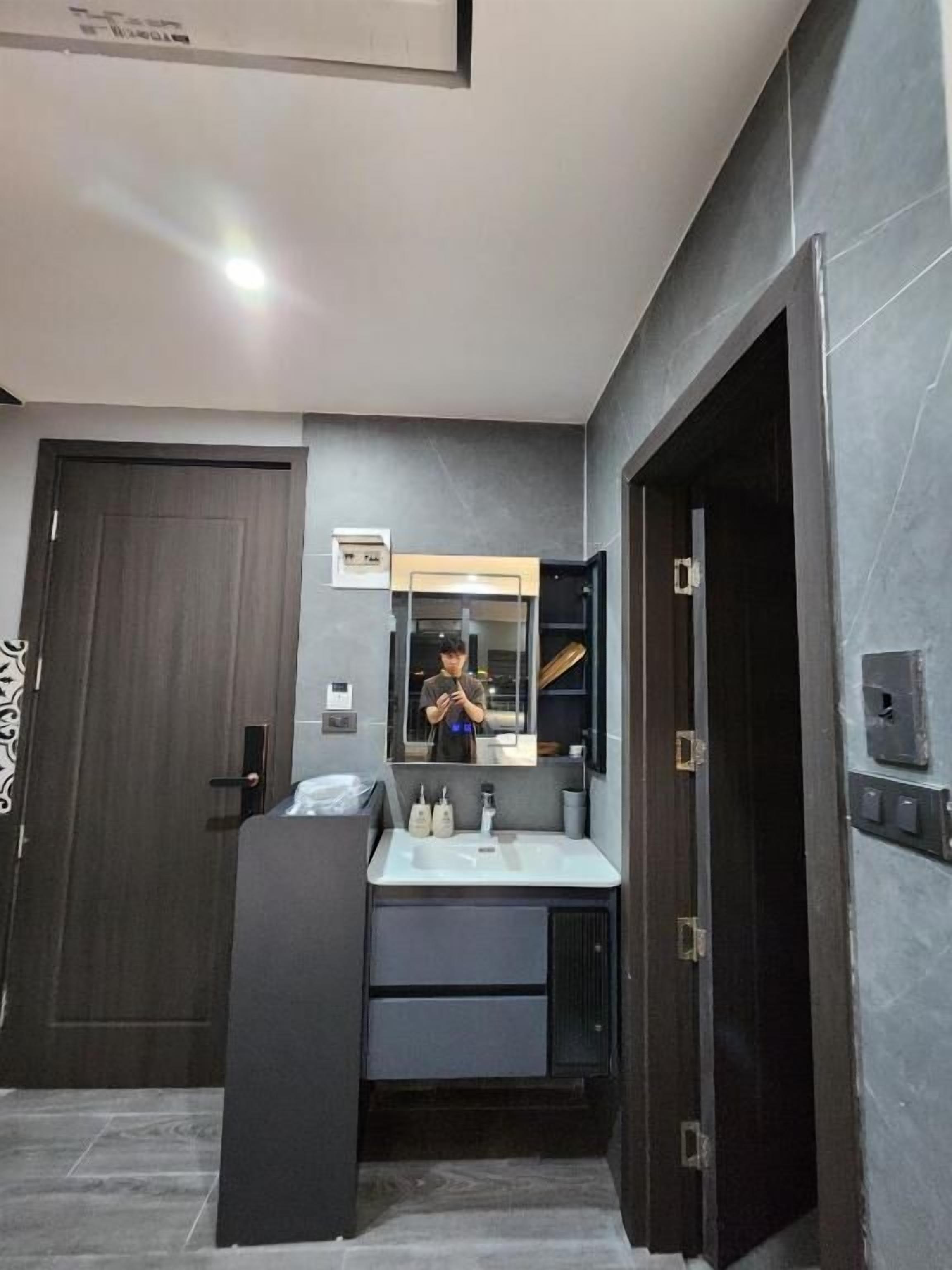 Deluxe Studio, Balcony, City View | Bathroom