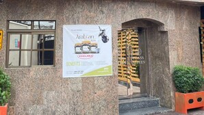 Un edificio con un letrero que dice 'CLASS SUITES' y un banderín que anuncia té 'Arabian'.