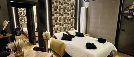 Tabla de planchar con plancha, wifi y ropa de cama