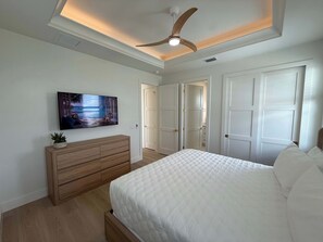 6 bedrooms, desk, iron/ironing board, travel crib