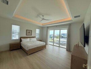 6 bedrooms, desk, iron/ironing board, travel crib
