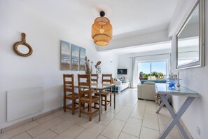 Interior - 1C Waterside with Shared Pool (Luz)