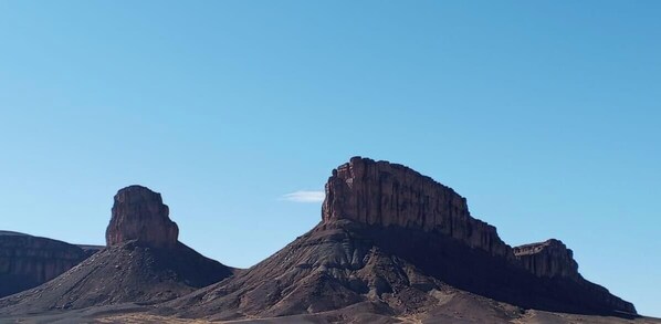 Eine Wüstenlandschaft mit markanten Felsformationen.