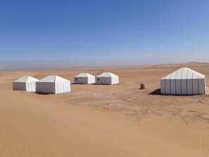 คอมฟอร์ทเต็นท์, วิวภูเขา | บริเวณภายนอก