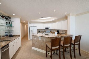 House, Accessible - New Listing Phoenix West 2102 Beachfront Bliss With Lazy River and Beach Views (Orange Beach)