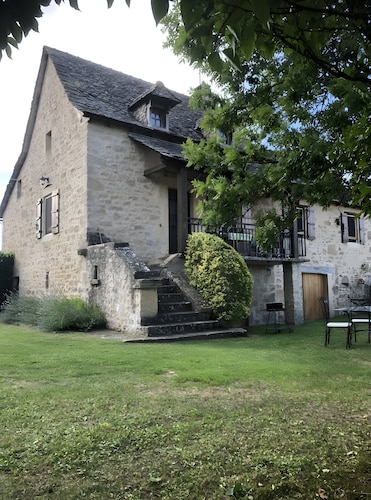 Gîte Du Cayrou: private terrace, garden, Wi-Fi, family-friendly in Bournazel