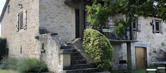 Gîte Du Cayrou: private terrace, garden, Wi-Fi, family-friendly in Bournazel