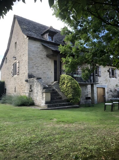 Gîte Du Cayrou: private terrace, garden, Wi-Fi, family-friendly in Bournazel
