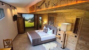 Une chambre à coucher avec un lit, un bureau, une chaise, un tapis et des murs en bois.