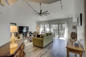 Smart TV - Sunset Rentals | Lake Forest 3348 (Hilton Head Island)