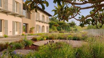 Doppelzimmer, Balkon, Gartenblick | Unterkunftsgelände