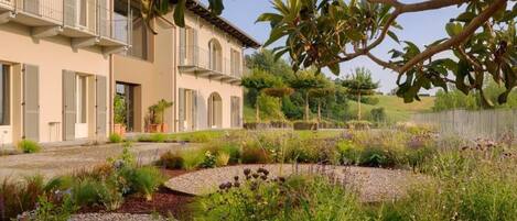 Doppelzimmer, Balkon, Gartenblick | Unterkunftsgelände