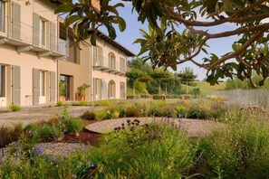 Tweepersoonskamer, balkon, uitzicht op tuin | Terrein van de accommodatie