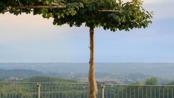 Doppelzimmer, Balkon, Gartenblick | Unterkunftsgelände