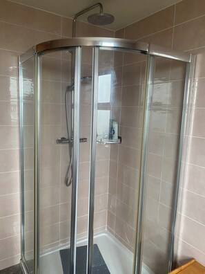 Bathroom - Peaceful 2-bedroom cottage in beautiful location perfect for relaxing stay (B)