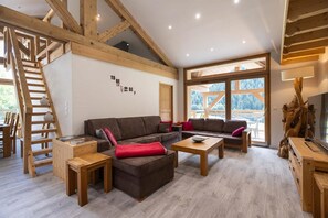 Apartment | Living room - Chalet in Paradiski With Spa & Stunning Views (Peisey-Nancroix)
