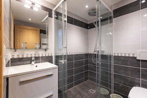 Apartment | Bathroom - Chalet in Paradiski With Spa & Stunning Views (Peisey-Nancroix)