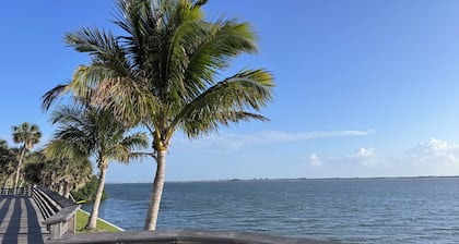 Charming 2 bedroom 2 bath cottage in peaceful Jensen Beach