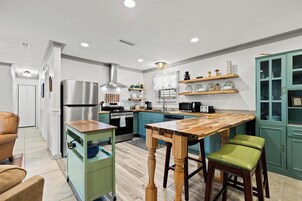 Full-sized fridge, microwave, oven, stovetop