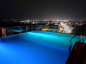 Una piscina cubierta