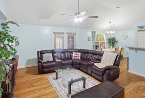 Living area - 3br Savannah Home Sleeps 5 Near Historic District 3 Bedroom Home (Savannah)