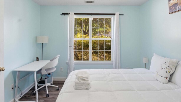 A bedroom with a bed, a desk, and a window. - 3br Savannah Home Sleeps 5 Near Historic District 3 Bedroom Home (Savannah)