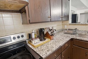 Private kitchen - 3br Savannah Home Sleeps 5 Near Historic District 3 Bedroom Home (Savannah)