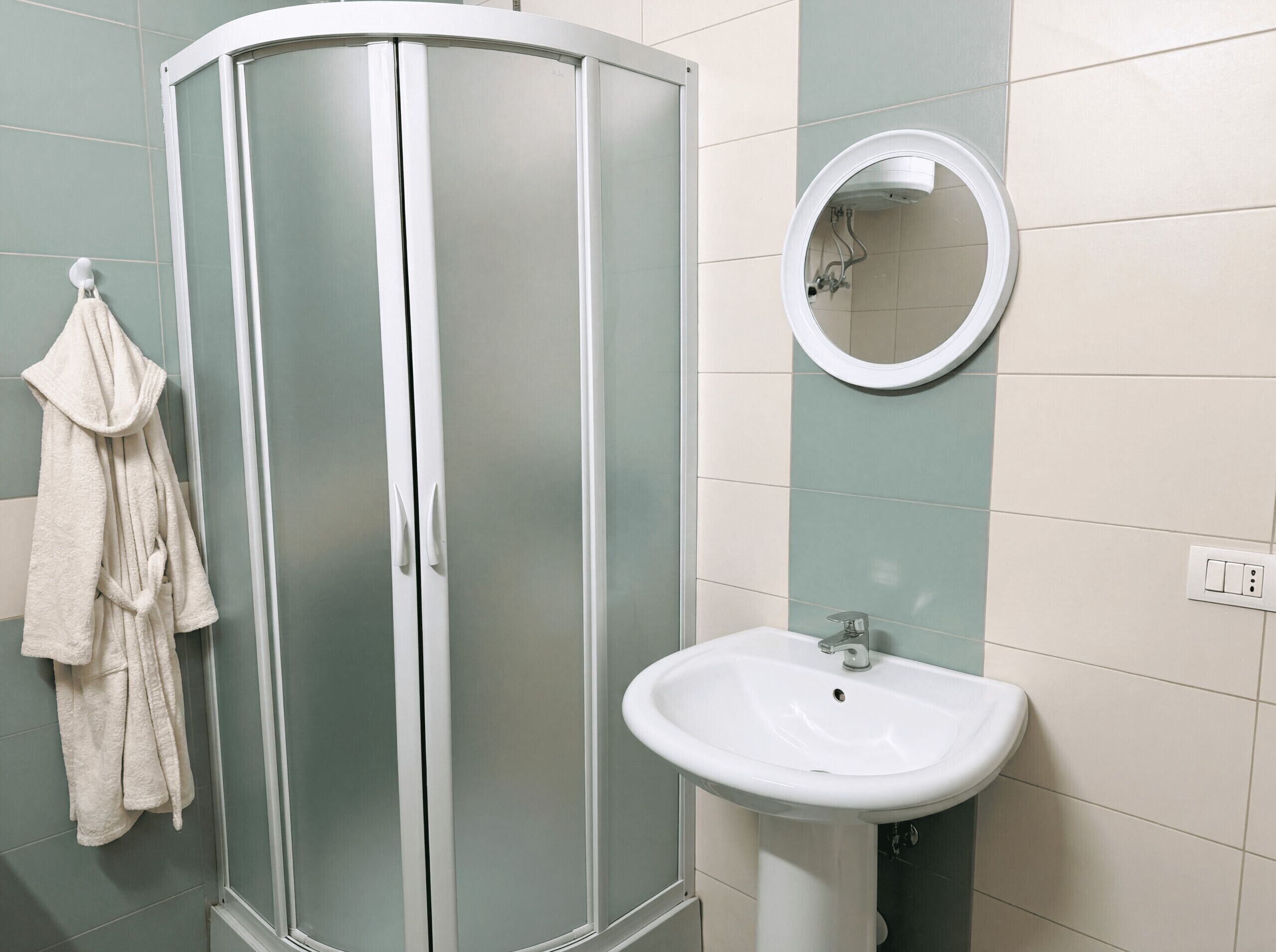 Douche, sèche-cheveux, bidet, serviettes fournies