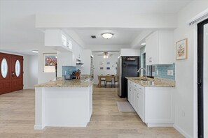 House, 3 Bedrooms | Dapur peribadi | Peti sejuk, ketuhar, pembancuh kopi/teh, pembakar roti 
