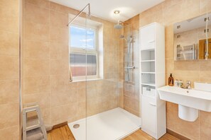Hair dryer, towels - Helens Place - North East Escapes (Whitley Bay)