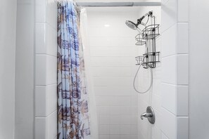 Een douche, een haardroger, handdoeken
