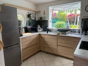 Frigorifero, microonde, forno, piano cottura