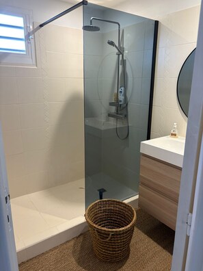 Shower, hair dryer, towels, soap - Villa Ti Kaz a Mymy - Pool villa St-François (Saint-François)
