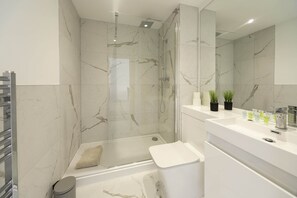 Shower, hair dryer, towels, shampoo - 1 Bed Apartment in Central Gravesend w Games Room (Gravesend)