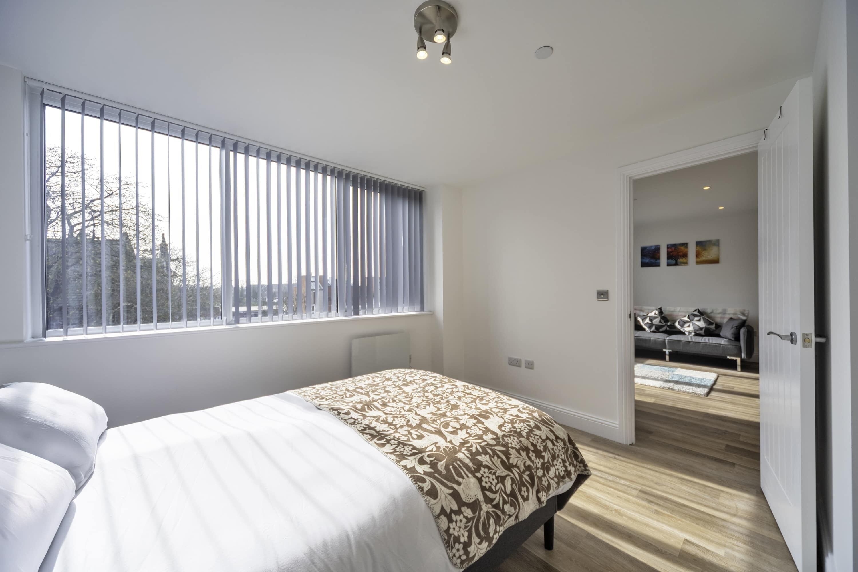 Desk, iron/ironing board, WiFi, bed sheets