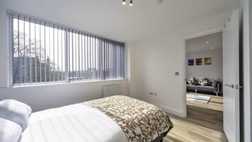 Desk, iron/ironing board, WiFi, bed sheets