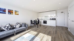 Un appartement moderne comprenant un salon, un coin repas et une cuisine.