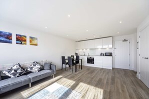 TV, table football, offices - 1 Bed Apartment in Central Gravesend w Games Room (Gravesend)