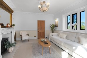 Nhà dành cho gia đình, sân hiên | Khu phòng khách