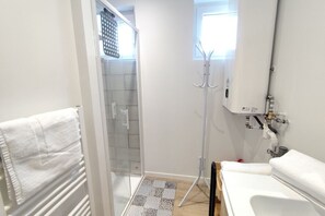 Shower, towels - Yvéro 2 bedroom ground floor apartment Quend plage (Quend-Plage-les -Pins)