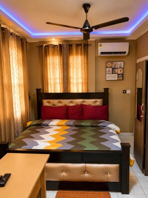 Double Room, Balcony | WiFi (free) - Kwae Delux Hotel (Accra)