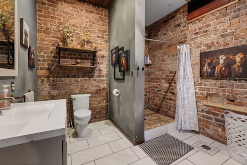 Quiet King Suit / Workspace / Near Downtown