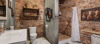 Quiet King Suit / Workspace / Near Downtown