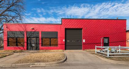 Quiet King Suit / Workspace / Near Downtown