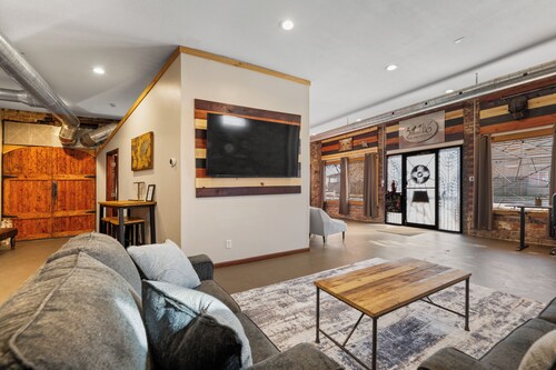 Quiet King Suit / Workspace / Near Downtown