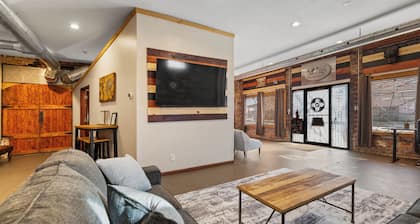 Quiet King Suit / Workspace / Near Downtown